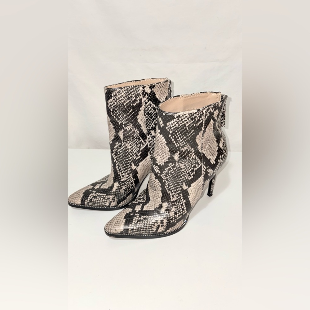 Steve Madden 9.5M Stiletto Ankle Boots Women’s Faux Snakeskin Pointed Back Zip
